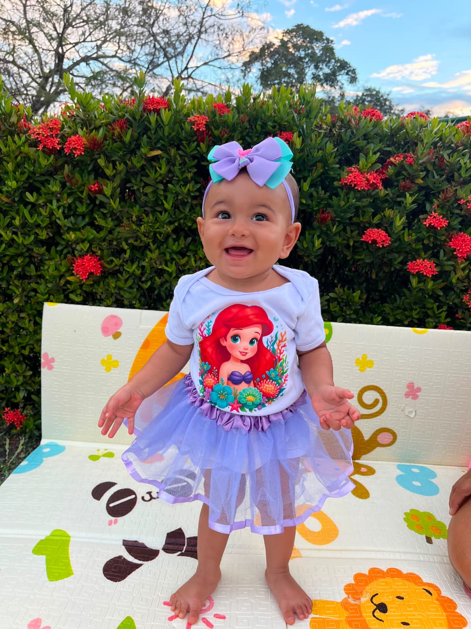 Liz Sofia sorrindo com roupa da Ariel