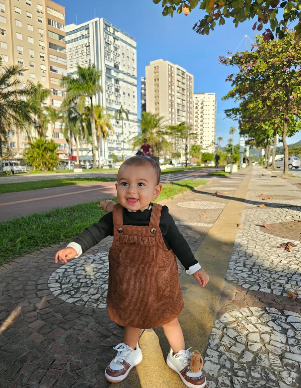 Liz Sofia passeando na calçada